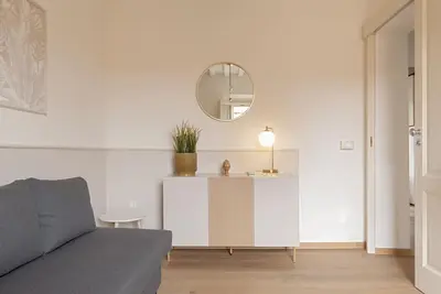 Image de Homiday - Bienvenue au Nid Romantique! Récemment rénové, l’appartement est votre oasis de paix au cœur vibrant de la ville, où vous pourrez vous détendre dans un logement simple mais confortable, alliant calme nocturne et praticité d’un emplac
