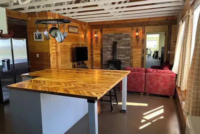 Image de Cozy custom built cabin home with spectacular sunset views from private deck