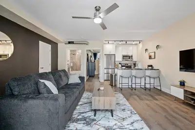 Cozy King Bed Suite ~ Free Parking & Ground Floor!