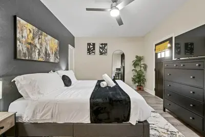Modern & Upscale King Bed Suite|Private w/Parking!