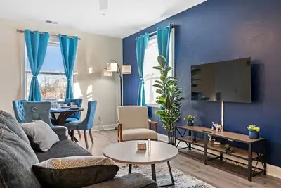 Cozy & Bright King Bed Suite w/ Free Parking!