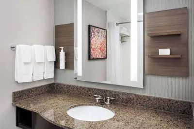 Image de Stylish Double-Queen Suite: Pool & Fitness Access