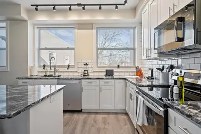 Bright & Upscale|King Bed|Free Parking w/Workspace