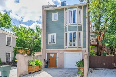 Image de Spacious Carriage House| King Beds + Free Parking!