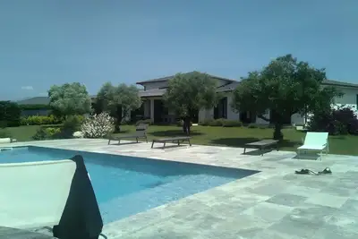 Image de Chambre d'hôtes « Chambre 2 » avec vue sur la montagne, piscine commune et Wi-Fi