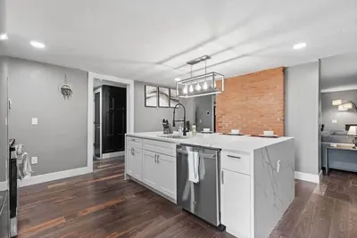 Image de Upscale 2 Story Apartment w/ 8 beds| Free Parking