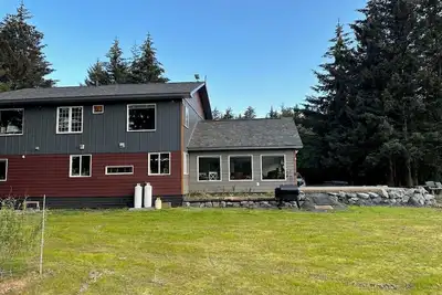 Cama’i House: Spacious ocean front 7-bedroom cottage at Friends by the Ocean