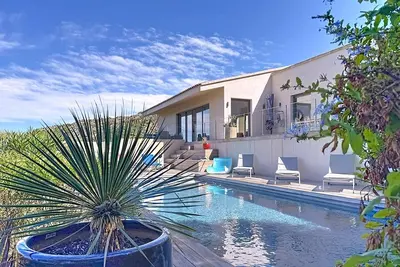 Image de Très belle villa, vue panoramique village, vue mer