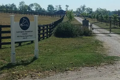 Image de 2-bedroom farmhouse, Lexington located on Marimac Farm. Horse stalls available.