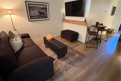 Image de Beautiful fully furnished suite in mahogany