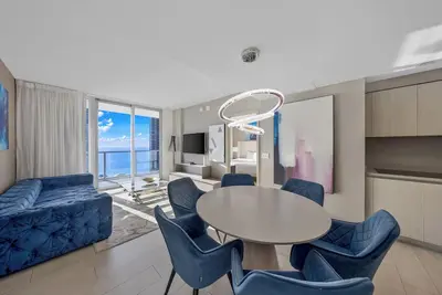 Image de ★★★★★ Modern Panoramic Escape With Stunning Ocean Views & Steps From the Beach