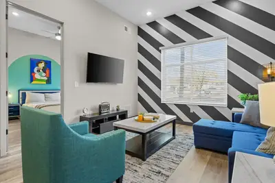 1br - 8Min to Honky-Tonks, Sleeps 4!