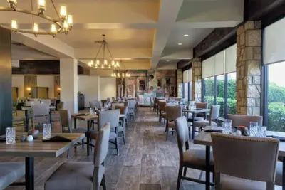 New King Suite - Pool/Gym/Drinks &Breakfast