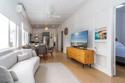 Image de Relaxed Coastal Getaway – Steps to Urangan Beach