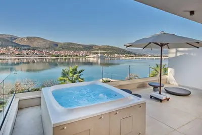 Image de Luxury Villa Lunea with Pool Iii