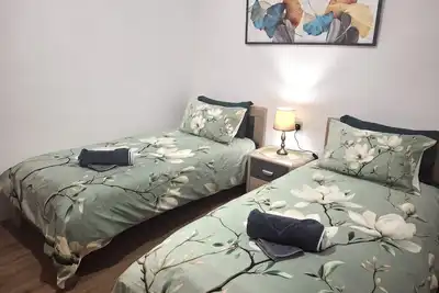 Image de Cherry Blossom Apartment with Courtyard - 5min Walk to Centre