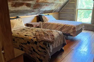 Image de Spacious 5-bedroom cabin in enchanting LaFollette up on McCloud Mountain