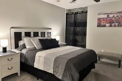 Image de Spacious Pittsburgh apartment, off street parking. Available for the Nfl Draft!