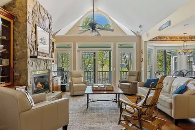 Image de \"Welcome Home\" to this Cozy 6-bedroom retreat on the beautiful Caney Fork River