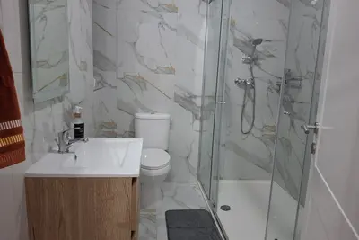 Image de Water Lily Oasis Courtyard Apartment - 5min Walk to Beach