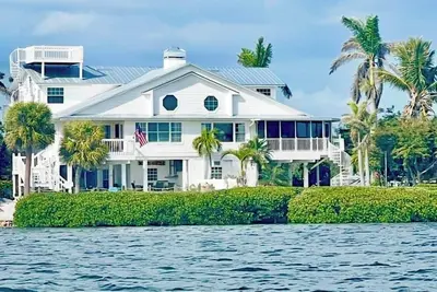 Image de Angler's Luxury Waterfront in Bokeelia - Infinity Pool, Bar & Dock for Fishing