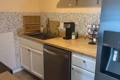 Image de This home has everything you need to relax, have fun, or just sleep.