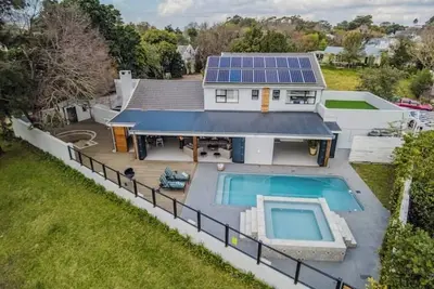 Image de The Otters Oarsman / Stanford Riverside Retreat