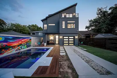 Image de Bach & Bubbly House with Pool, Gym & Glam Room