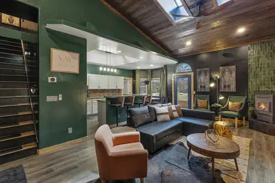 Image de Rich, Relaxing, Retreat: Game Room + Roof Deck