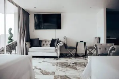 Deluxe Beachfront Suite