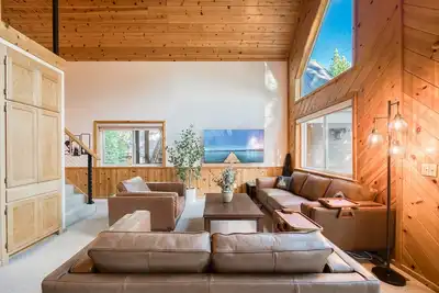 Image de Hearthlight at Tahoe Donner  - Pet-Friendly 3br w/ Guest Suite- Hoa Pool, Gym, Beach!
