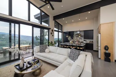 Image de Experience luxury in this spacious 6-bedroom, 6-bathroom townhome with stunning mountain views.