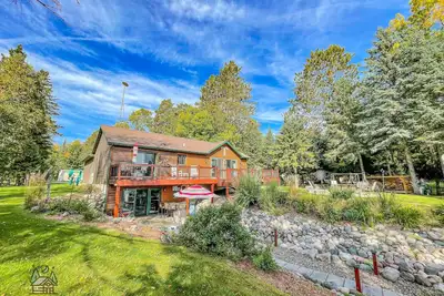 Image de Sunrise Pines Lakeside Escape, Butternut Lake Adventure with Hot Tub