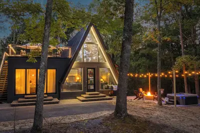 Image de Bold A-Frame Design, 2br 2ba Cabin, Hot Tub, Outdoor Grill, Fire pit