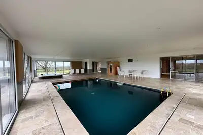 Image de Gîte avec piscine intérieure chauffée et spa