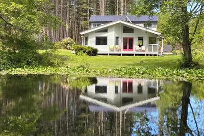 Image de Dragonfly Pond house is a rustic, spacious, light-filled vacation rental home on Orcas Island with high ceilings overlooking a tranquil pond. Clean & comfy. Located in 7 acres of forest, it's peaceful and secluded. Close to town and the ferry.