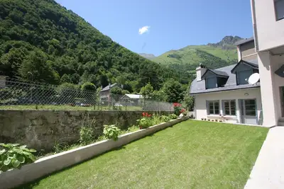 Image de Cauterets centre village. Maison, vue montagne