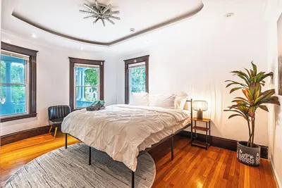 Image de 6br3ba w Parking Near T I Foosball & Family Space