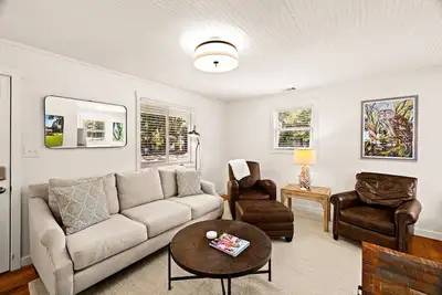 Image de Renovated Bungalow with Large Yard, Close to Everything by Lucky Savannah