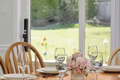 Image de Peaceful 2-bedroom suite with private entrance, full kitchen and 1 bath. Enjoy a bright living space, smart Tv, Wi-Fi, and access to a tranquil garden patio. Located minutes from beaches, parks, and shopping. Ideal for your stay.