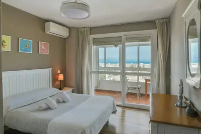 Image de Pool & seaviews, 2 mins walk to marina/beach