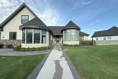 Image de Charming 4-bed 3. 5 bath house w/mountain views in Nephi - sleeps up to 10 guests