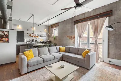 Image de New York Style Flat| Covered Parking| Sleeps 8| Dt