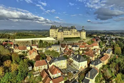 Image de Appartement dans un immeuble 18è siècle au cœur du village de Hautefort.