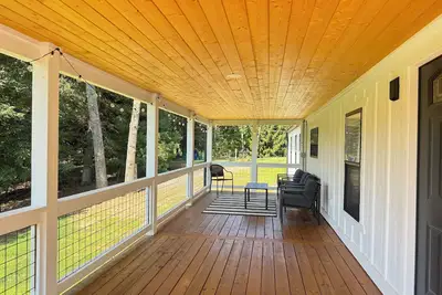 Image de Nancy James\nCharming 2-bedroom retreat with a charming porch in Candler