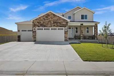 Image de Serenity Summit Retreat – Spacious Casper Stay with Stunning Views