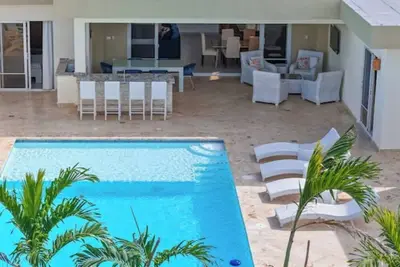 Image de A/C in living room • New • Luxury • Privacy.