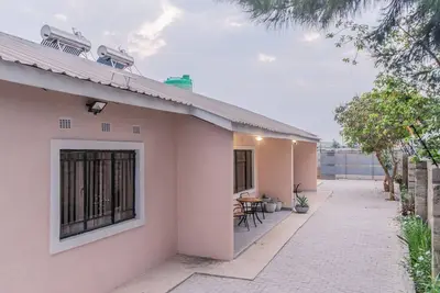 Image de Modern 2-Br Serviced Apartment in Lusaka - Near Airport, Garden & Wi-Fi