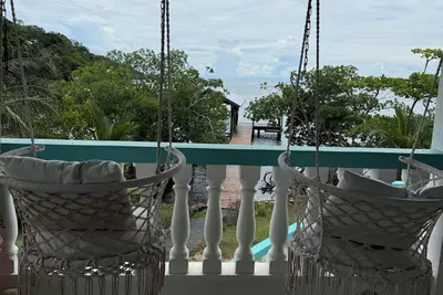 Image de Waterfront home with Dock and Pool