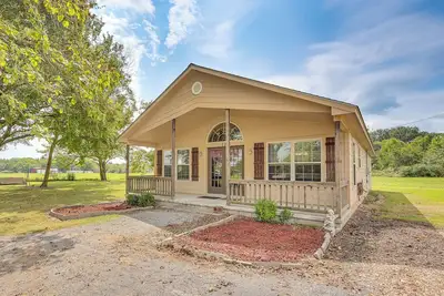 Image de 3 Mi to Arkansas River: Rural Family Home w/ Yard